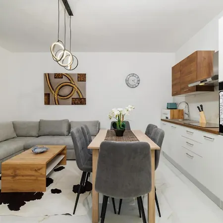 2 Bedroom Awesome In Lejlighed Crikvenica