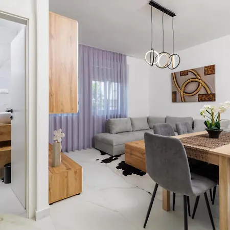 2 Bedroom Awesome In Lejlighed Crikvenica