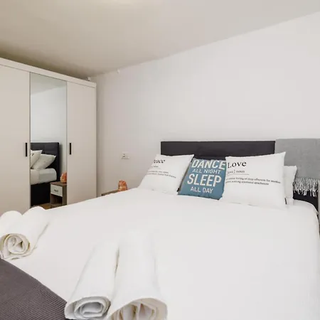 2 Bedroom Awesome In Lejlighed Crikvenica
