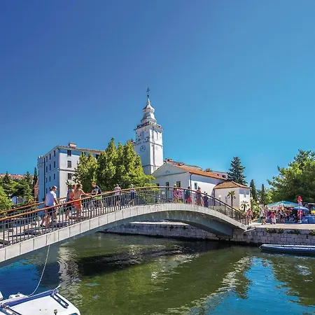 2 Bedroom Awesome In Apartment Crikvenica